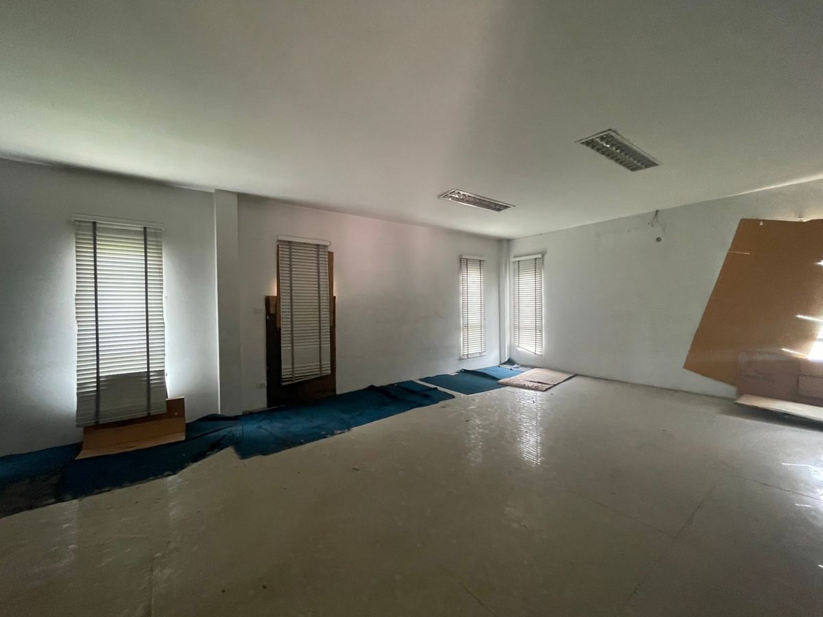 For RentWarehousePattanakan, Srinakarin : Office for rent With warehouses, good locations, Soi Chaloem Phrakiat Rama 9 Soi 13