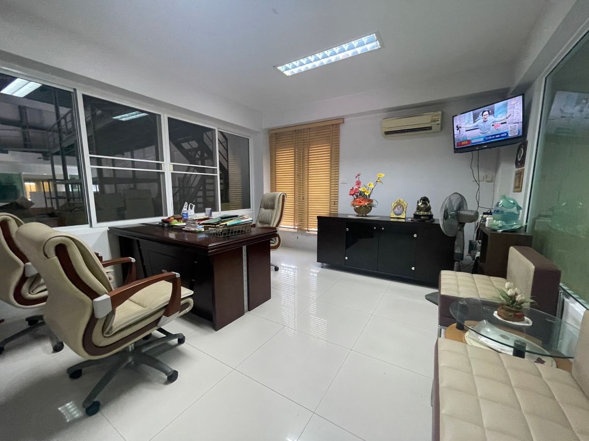 For RentWarehousePattanakan, Srinakarin : Office for rent With warehouses, good locations, Soi Chaloem Phrakiat Rama 9 Soi 13