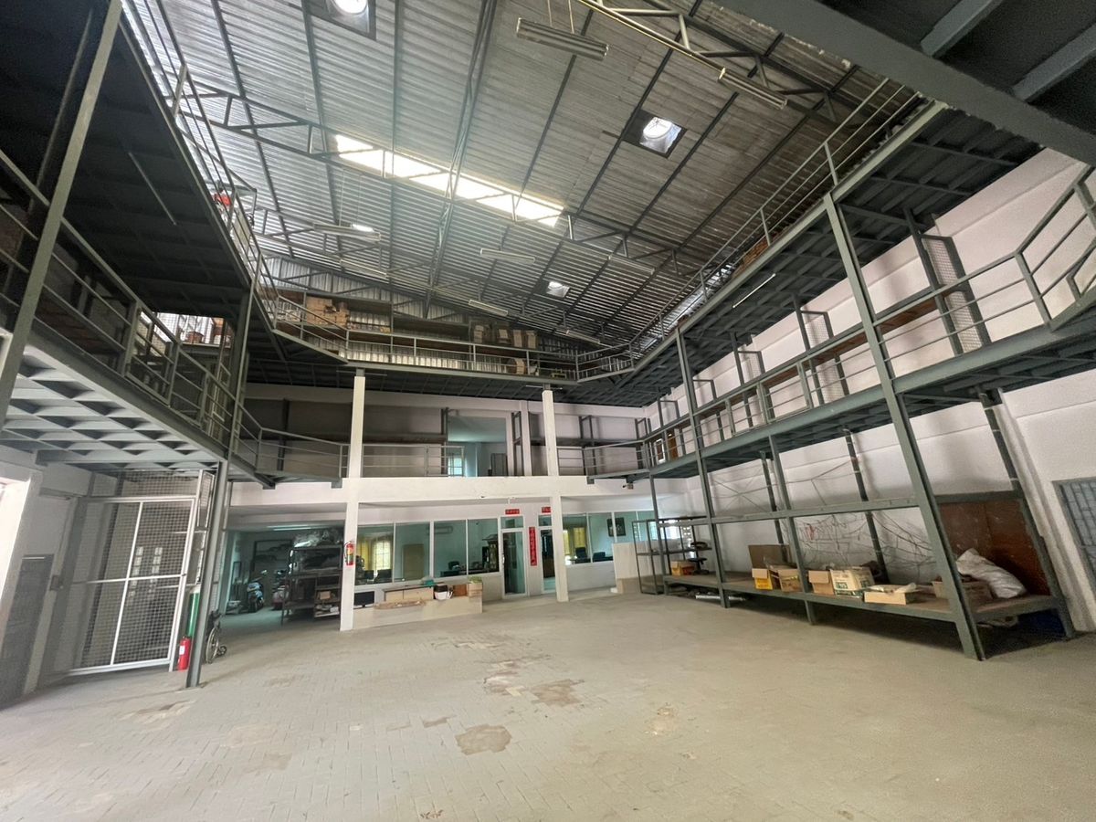 For RentWarehousePattanakan, Srinakarin : Office for rent With warehouses, good locations, Soi Chaloem Phrakiat Rama 9 Soi 13