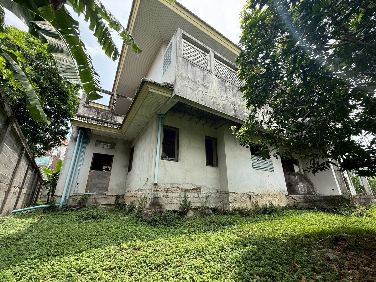 ขายที่ดินนวมินทร์ รามอินทรา : ขาย บ้าน+ที่ดิน  ซอยรามอินทรา 5 แยก 7 แขวงอนุสาวรีย์ เขตบางเขน ทิศเหนือ  เนื้อที่ 390 ตารางวา