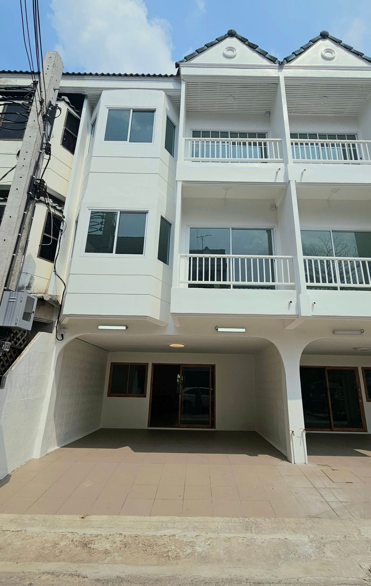 For RentHouseRattanathibet, Sanambinna : Townhouse for rent The new renovated box is unboxing near MRT, Nonthaburi 1 and MRT intersection, only 1 km.  Good location, Soi Rawadee 75, near the convenient travel market