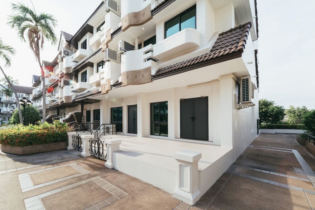 For SaleTownhomeOnnut, Udomsuk : 📢👇 Sell with tenant til May 26
 Newly renovated 3-story townhouse ,  walkable to BTS, nice modern decoration.