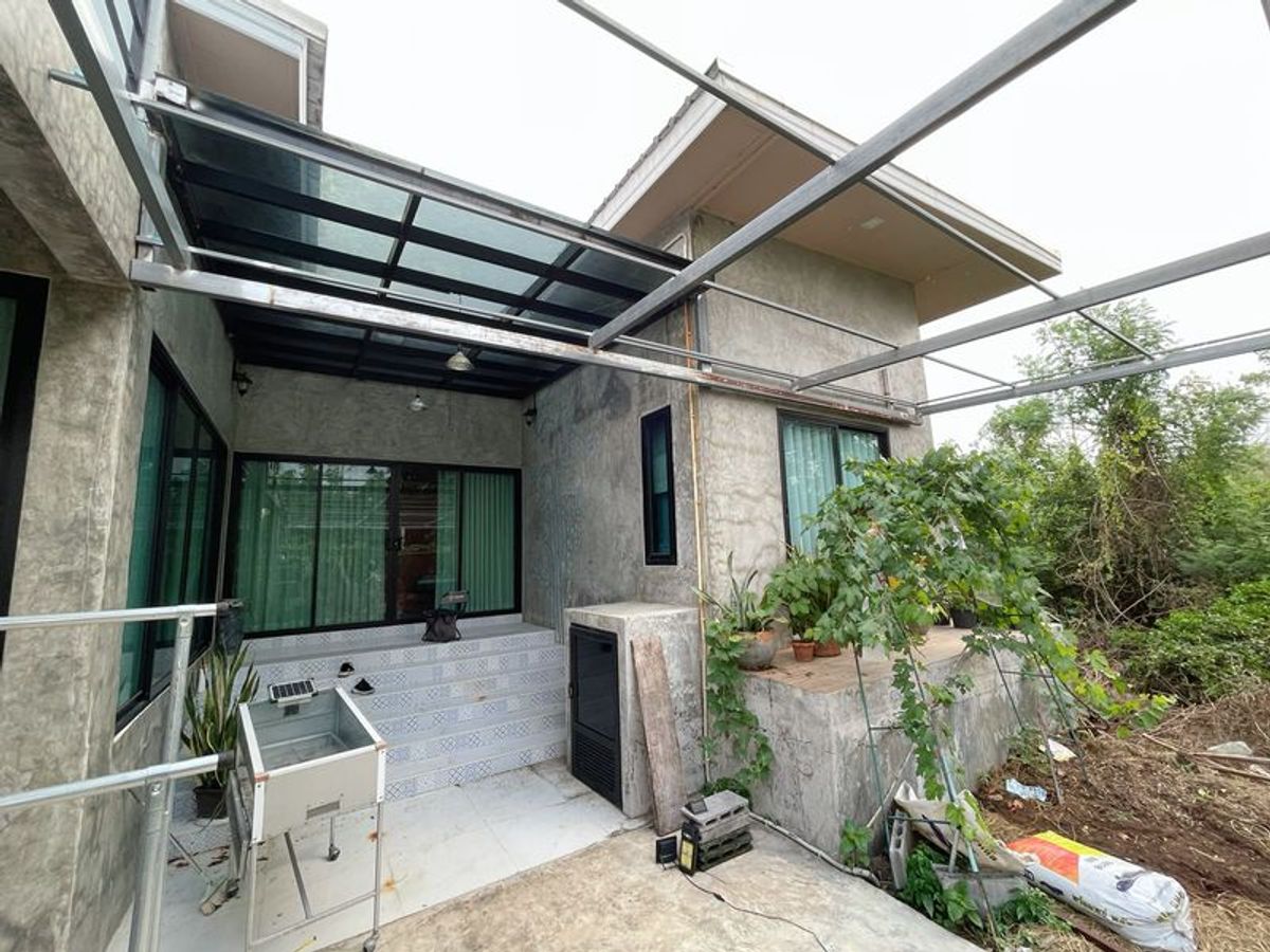 ขายบ้านสระบุรี : ขายบ้านเดี่ยว 1 ชั้น ทรงโมเดิร์น 400 ตรว 2 นอน มีสระว่ายน้ำ แถมโซล่าเซลล์ 5.5kW ตำบลบ้านกลับ อำเภอหนองโดน จังหวัดสระบุรี