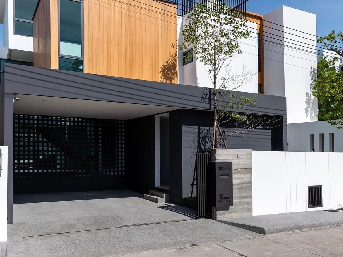 ขายบ้านเชียงใหม่ : ขายบ้าน Pool villa ทำเลเจ็ดยอด ช้างเผือก ใกล้ถนนนิมมาน ห้าง MAYA โทร 082-3899314 (บู)