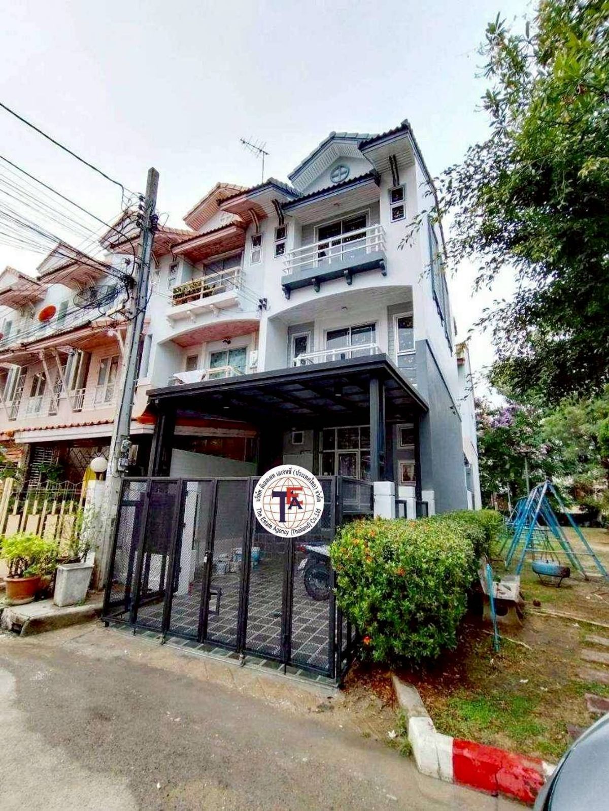 For SaleTownhomeVipawadee, Don Mueang, Lak Si : 3 -story townhome for sale, Rim Suan Don Mueang, Pracha Uthit 12, Red Line Songprapaviphawadee Rangsit-Chaeng Watthana-Tollway Don Mueang Sri Saman Expressway, Che Leng Market, Chaeng Watthana Government Center Don Mueang District Office Don Mueang Airpor
