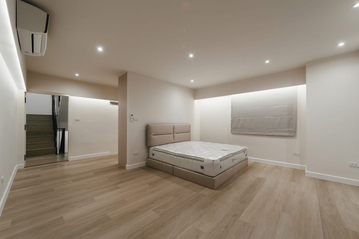 ขายทาวน์โฮมอ่อนนุช อุดมสุข : ขายพร้อมผู้เช่า สัญญาถึง  เดือนพ.ค. 2569ทาวน์เฮาส์ 3 ชั้น รีโนเวทใหม่ ใกล้ BTS พระโขนง เดินได้!ตกแต่งสไตล์โมเดิร์น น่าอยู่มาก