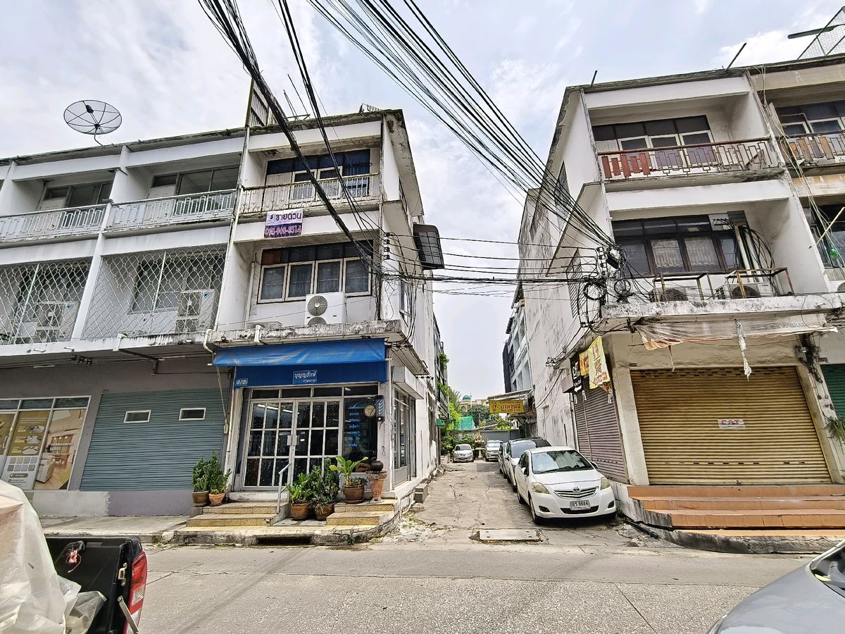 ขายอาคารพาณิชย์อ่อนนุช อุดมสุข : K1639 ขาย!!! ตึกแถว-อาคารพาณิชย์: ในคลองตันเหนือ - ตึกแถว 4 ชั้น 14 ตรว. ห่างปากซอย ปรีดี พนมยงค์26 แค่ 50 เมตร ติด

ถนนซอย, กรุงเทพ