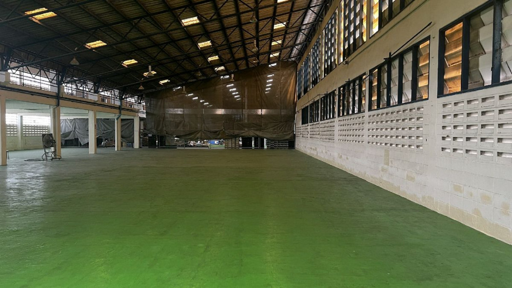 For RentWarehouseSamut Prakan,Samrong : Factory for rent, purple area, size 3.5 rai, on Bangna-Trad main road (inbound side)