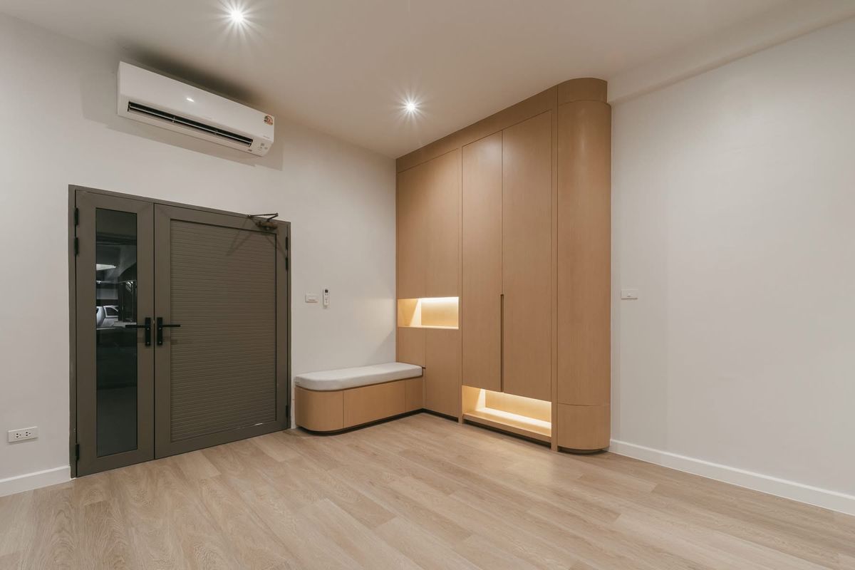 ขายทาวน์โฮมอ่อนนุช อุดมสุข : ขายพร้อมผู้เช่า สัญญาถึง  เดือนพ.ค. 2569ทาวน์เฮาส์ 3 ชั้น รีโนเวทใหม่ ใกล้ BTS พระโขนง เดินได้!ตกแต่งสไตล์โมเดิร์น น่าอยู่มาก