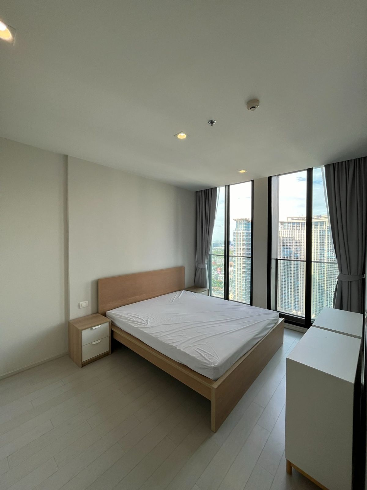 ขายคอนโดวิทยุ ชิดลม หลังสวน : for sale condo Noble PloenChit 1 Bed 52.72 Sq.m (S15-1403) 