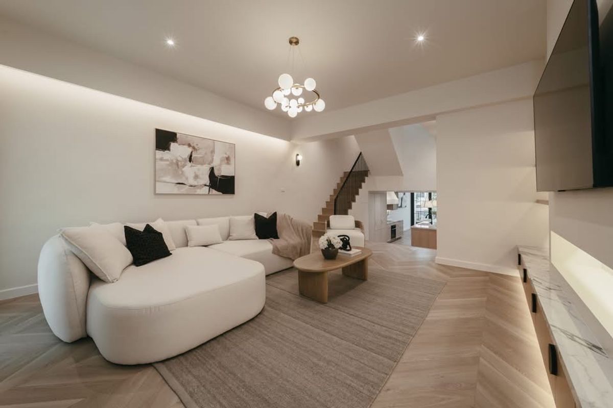 ขายทาวน์โฮมอ่อนนุช อุดมสุข : ขายพร้อมผู้เช่า สัญญาถึง  เดือนพ.ค. 2569ทาวน์เฮาส์ 3 ชั้น รีโนเวทใหม่ ใกล้ BTS พระโขนง เดินได้!ตกแต่งสไตล์โมเดิร์น น่าอยู่มาก