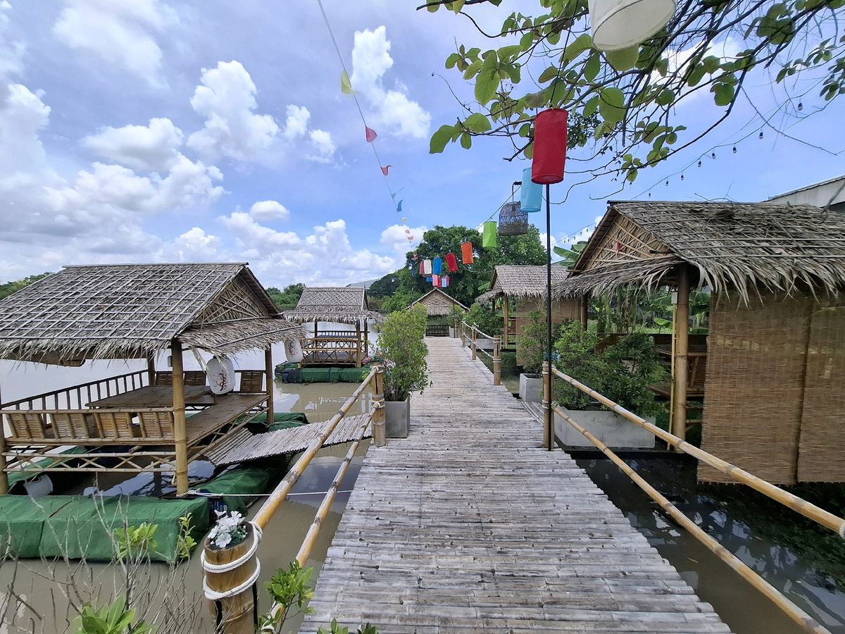 For LeaseholdRetail SpacePathum Thani,Rangsit, Thammasat : "Restaurant for Takeover by the Pond – Lam Luk Ka Khlong 7 | Seats 300+ Guests with Air-Conditioned Room & Karaoke"
