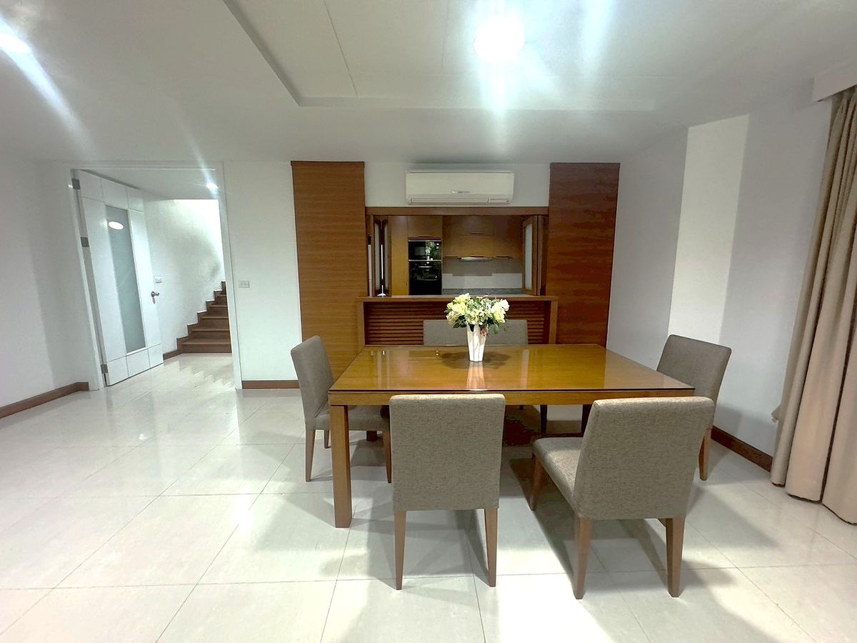 For RentSukhumvit, Asoke, Thonglor : Twin houses at Ekamai Sukhumvit 63, Good space for family. ** NO CO-AGENT ** 