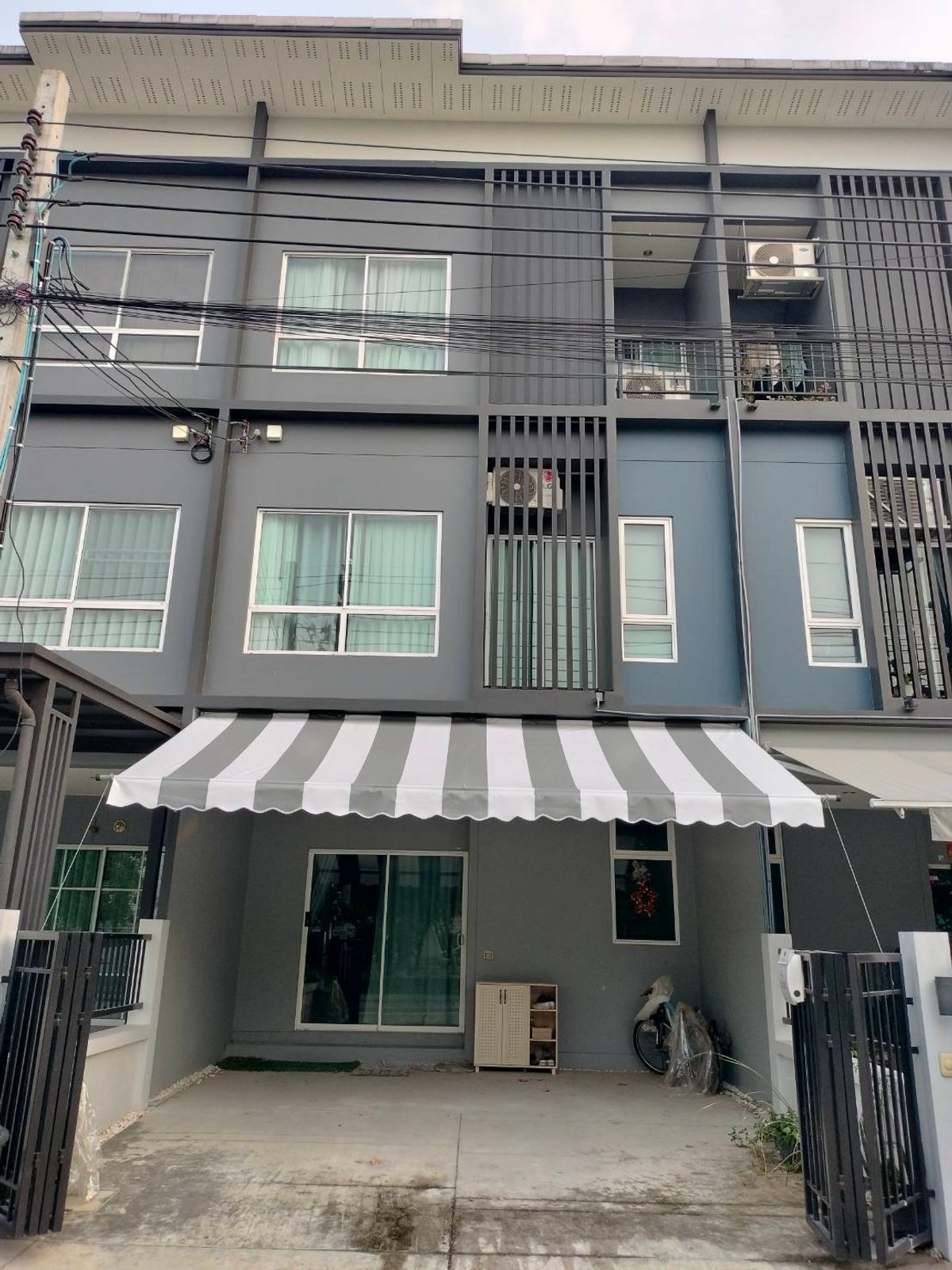ให้เช่าทาวน์โฮมลาดกระบัง สุวรรณภูมิ : ให้เช่า บ้านทาวน์เฮ้าส์ 3 ชั้นให้เช่า โครงการสัมมากร อเวนิว สุวรรณภูมิ 4 