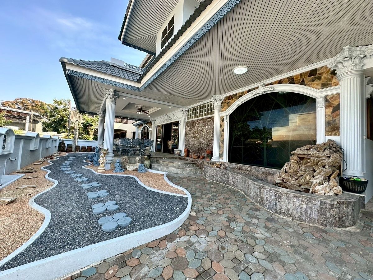 ให้เช่าบ้านปิ่นเกล้า จรัญสนิทวงศ์ : บ้านเดี่ยวให้เช่า ✨ ซอย บรมราชชนนี 77 ✨ 7 ห้องนอน 5 ห้องน้ำ เฟอร์นิเจอร์ และ เครื่องใช้ไฟฟ้าครบ 