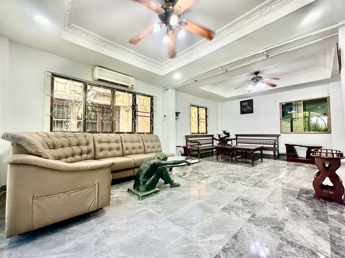 ให้เช่าบ้านปิ่นเกล้า จรัญสนิทวงศ์ : บ้านเดี่ยวให้เช่า ✨ ซอย บรมราชชนนี 77 ✨ 7 ห้องนอน 5 ห้องน้ำ เฟอร์นิเจอร์ และ เครื่องใช้ไฟฟ้าครบ 