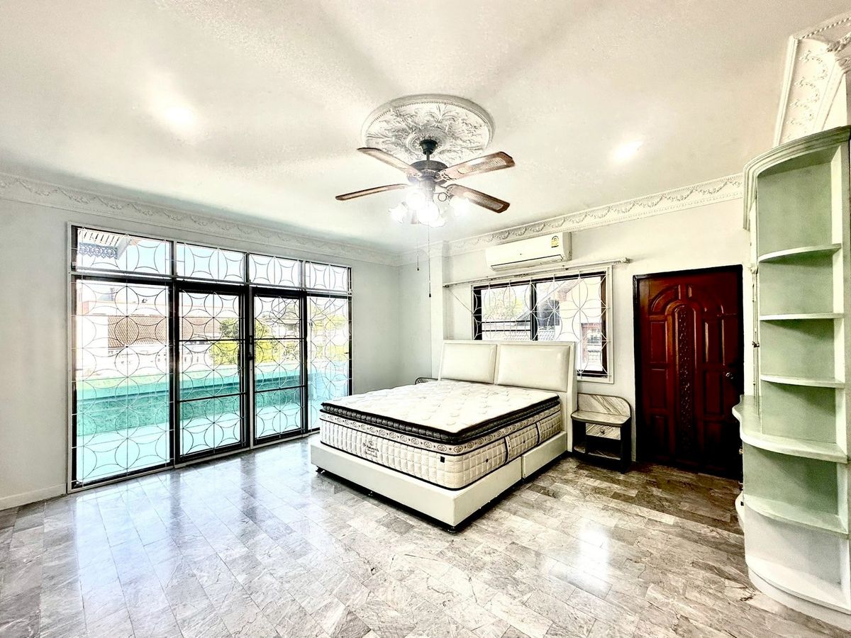 ให้เช่าบ้านปิ่นเกล้า จรัญสนิทวงศ์ : บ้านเดี่ยวให้เช่า ✨ ซอย บรมราชชนนี 77 ✨ 7 ห้องนอน 5 ห้องน้ำ เฟอร์นิเจอร์ และ เครื่องใช้ไฟฟ้าครบ 