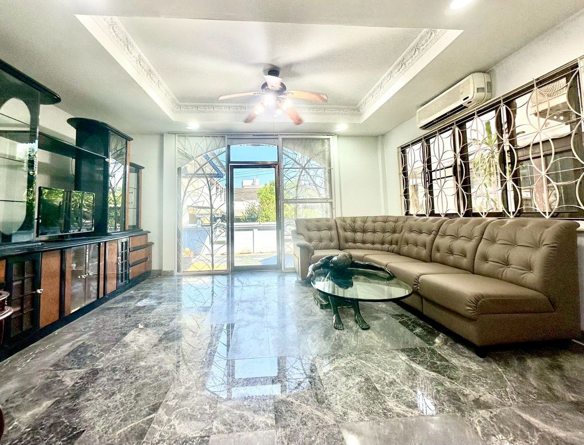 ให้เช่าบ้านปิ่นเกล้า จรัญสนิทวงศ์ : บ้านเดี่ยวให้เช่า ✨ ซอย บรมราชชนนี 77 ✨ 7 ห้องนอน 5 ห้องน้ำ เฟอร์นิเจอร์ และ เครื่องใช้ไฟฟ้าครบ 