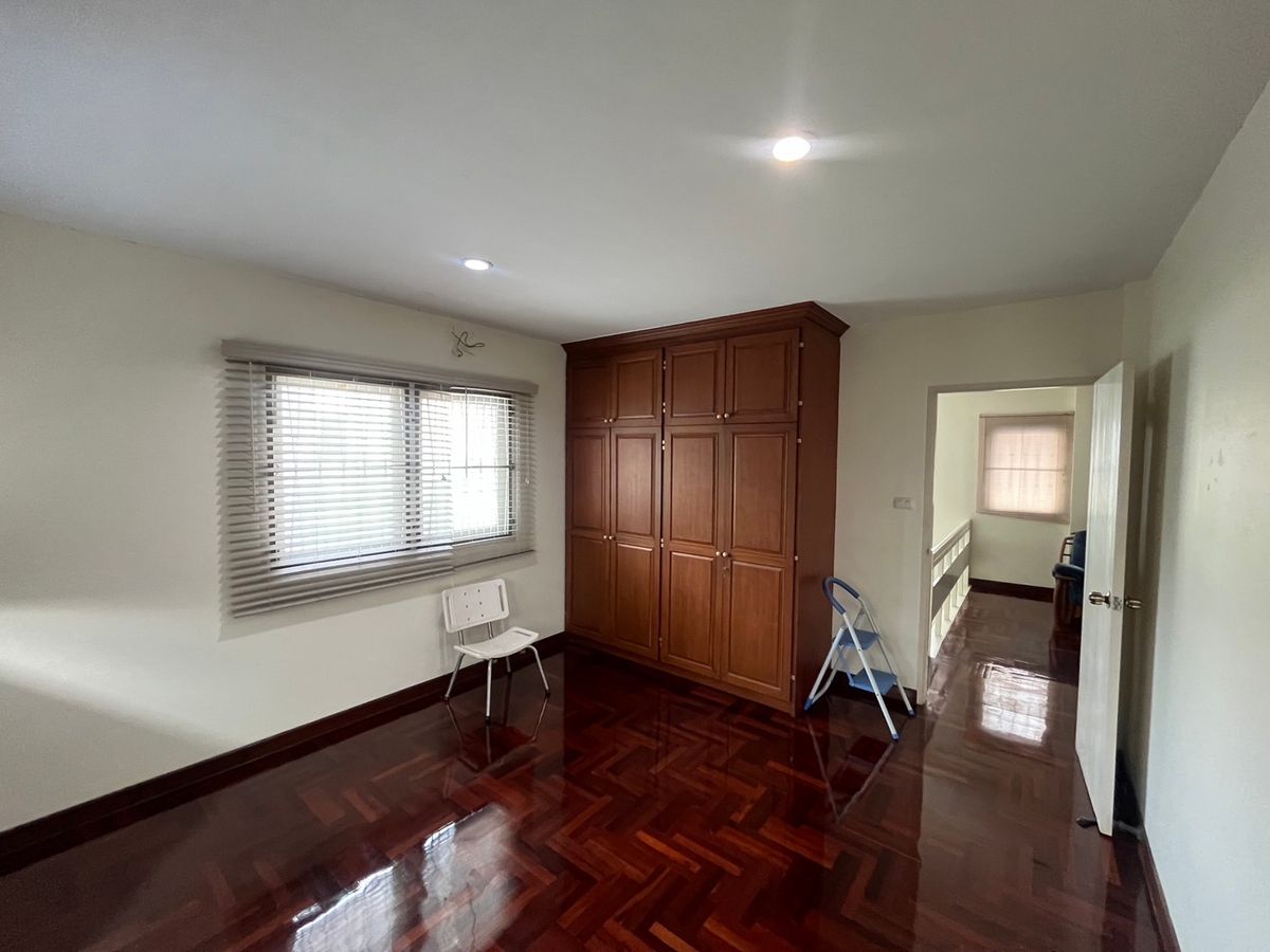 For SaleHousePattanakan, Srinakarin : 💎 The best of rare locations in Seri Villa - Srinakarin 53! Land for sale with home | 229 sq.w. | Only 51 million baht 🔥 This price is later! Cant find anymore !!