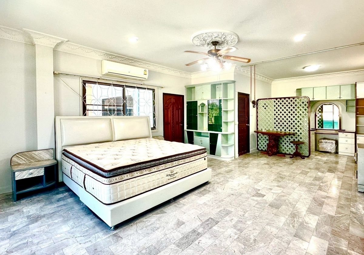 ให้เช่าบ้านปิ่นเกล้า จรัญสนิทวงศ์ : บ้านเดี่ยวให้เช่า ✨ ซอย บรมราชชนนี 77 ✨ 7 ห้องนอน 5 ห้องน้ำ เฟอร์นิเจอร์ และ เครื่องใช้ไฟฟ้าครบ 