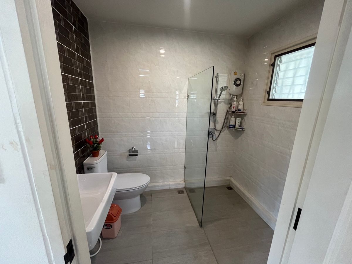 For SaleHousePattanakan, Srinakarin : 💎 The best of rare locations in Seri Villa - Srinakarin 53! Land for sale with home | 229 sq.w. | Only 51 million baht 🔥 This price is later! Cant find anymore !!