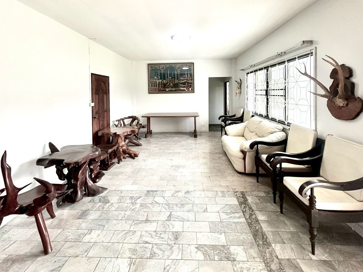 ให้เช่าบ้านปิ่นเกล้า จรัญสนิทวงศ์ : บ้านเดี่ยวให้เช่า ✨ ซอย บรมราชชนนี 77 ✨ 7 ห้องนอน 5 ห้องน้ำ เฟอร์นิเจอร์ และ เครื่องใช้ไฟฟ้าครบ 