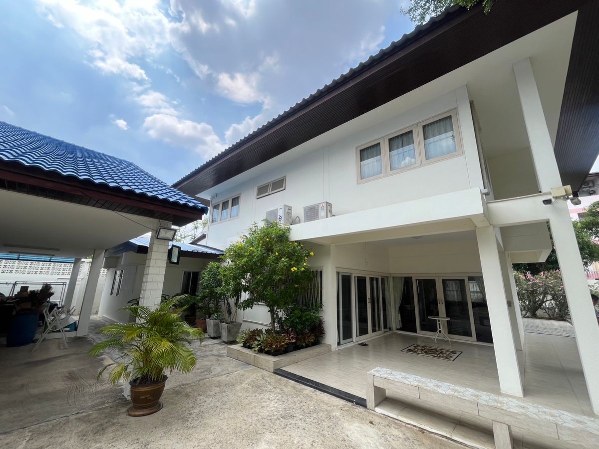 For SaleHousePattanakan, Srinakarin : 💎 The best of rare locations in Seri Villa - Srinakarin 53! Land for sale with home | 229 sq.w. | Only 51 million baht 🔥 This price is later! Cant find anymore !!