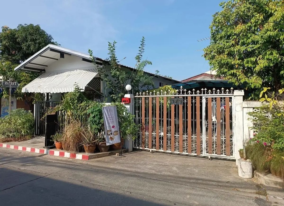 ขายบ้านลาดกระบัง สุวรรณภูมิ : ขายบ้านชั้นเดี่ยว ถนนเฉลิมพระเกียรติร 9 ซอย 26 ใกล้รถไฟฟ้า สายสีเหลือง สถานีศรีอุดม เพียง 11 นาที (JKTW72)​