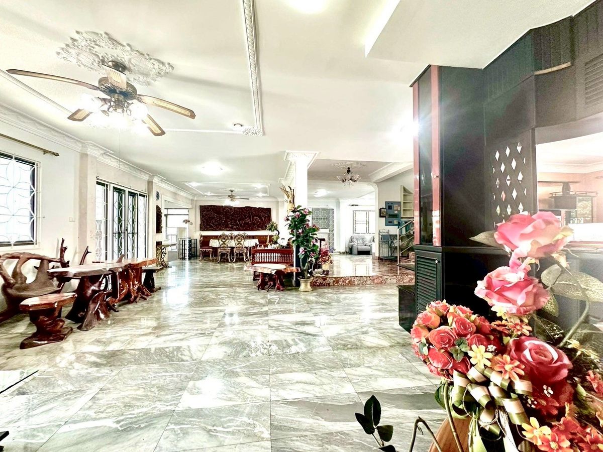 ให้เช่าบ้านปิ่นเกล้า จรัญสนิทวงศ์ : บ้านเดี่ยวให้เช่า ✨ ซอย บรมราชชนนี 77 ✨ 7 ห้องนอน 5 ห้องน้ำ เฟอร์นิเจอร์ และ เครื่องใช้ไฟฟ้าครบ 