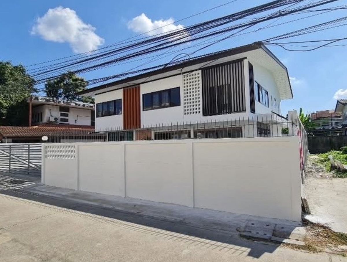 ให้เช่าโฮมออฟฟิศโชคชัย4 ลาดพร้าว71 : 80,000.- ให้เช่าบ้านเดี่ยว 90 ตารางวา ทำเลโชคชัย 4 ทำ Home Office ได้ จอดรถได้ 6-7 คัน #รีโนเวทใหม่