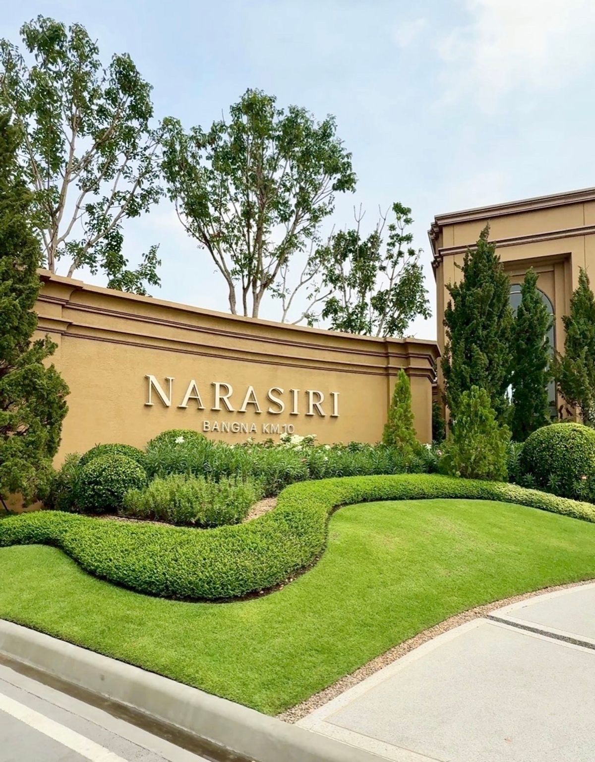 ขายบ้านบางนา แบริ่ง ลาซาล : บ้านหรู NARASIRI บางนา กม.10 สไตล์นิวยอร์ก เรสซิเดนซ์ เริ่ม 60 ลบ. | ใกล้ Mega Bangna - สุวรรณภูมิ ซื้อตรงโครงการ 📲 095-9299924 (คุณเบนซ์) 