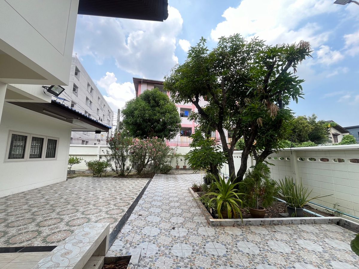 For SaleHousePattanakan, Srinakarin : 💎 The best of rare locations in Seri Villa - Srinakarin 53! Land for sale with home | 229 sq.w. | Only 51 million baht 🔥 This price is later! Cant find anymore !!