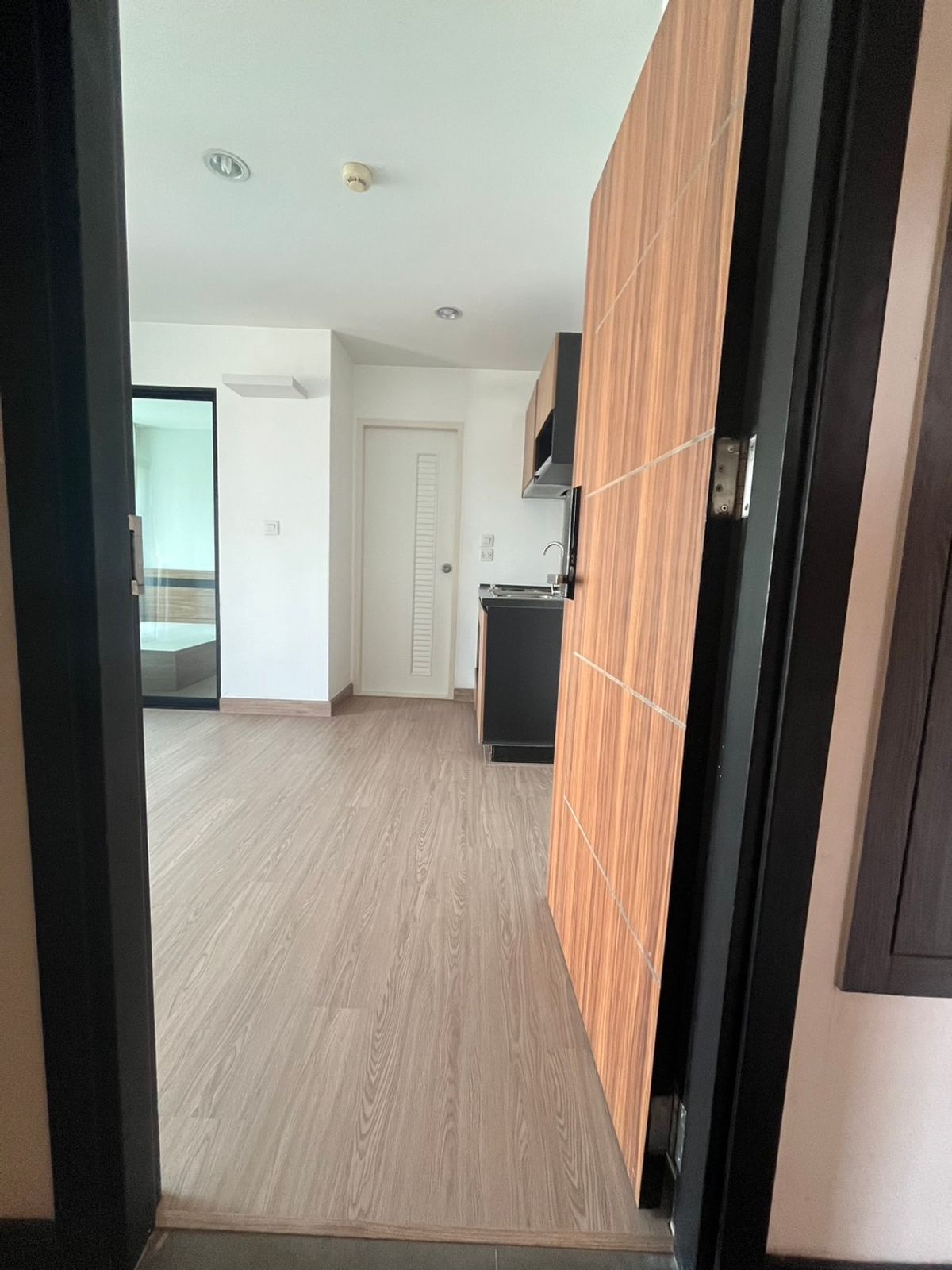 For SaleCondoRatchadapisek, Huaikwang, Suttisan : 💴 Sell price 1,900,000 baht. Great value (71,600 baht per sqm.) 🏢 Size 26.53 sqm (Studio), 6th floor, corner room (balcony is north).