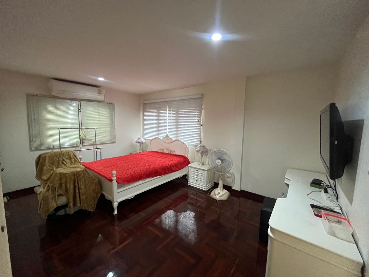 For SaleHousePattanakan, Srinakarin : 💎 The best of rare locations in Seri Villa - Srinakarin 53! Land for sale with home | 229 sq.w. | Only 51 million baht 🔥 This price is later! Cant find anymore !!