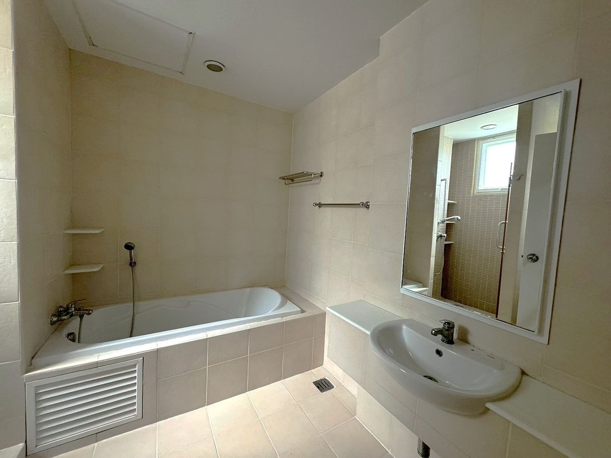 For RentSukhumvit, Asoke, Thonglor : Twin houses at Ekamai Sukhumvit 63, Good space for family. ** NO CO-AGENT ** 