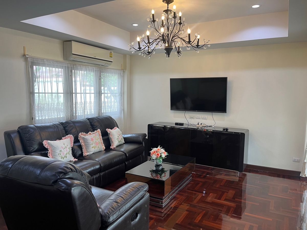 For SaleHousePattanakan, Srinakarin : 💎 The best of rare locations in Seri Villa - Srinakarin 53! Land for sale with home | 229 sq.w. | Only 51 million baht 🔥 This price is later! Cant find anymore !!