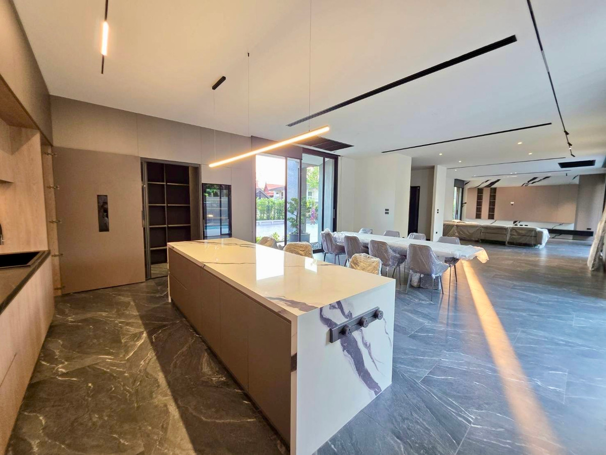 ขายบ้านพัฒนาการ ศรีนครินทร์ : Panya Village Pattanakarn 30: 211 sqwah  6bed 6 bath brandnew 138,000,000 Am: 0656199198