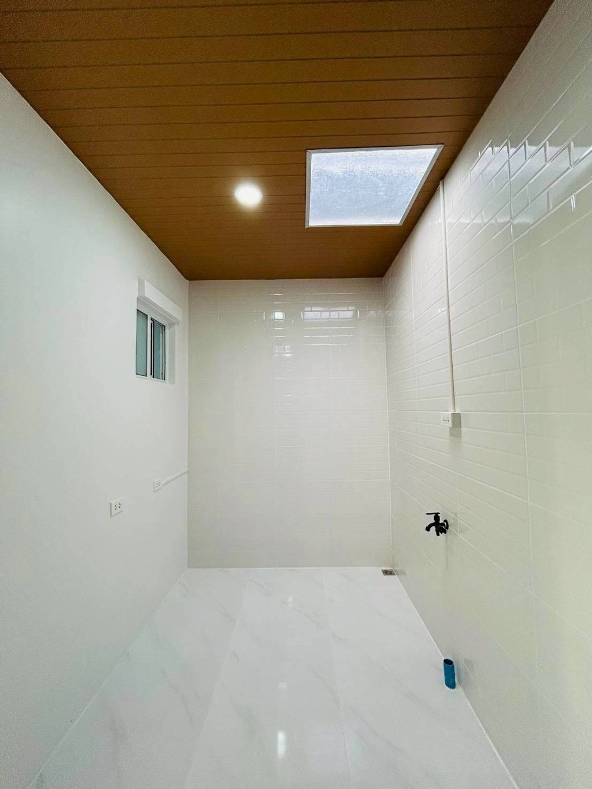 For SaleTownhomePathum Thani,Rangsit, Thammasat : For sale: 2-storey townhouse, The Trust Village, Kanchana Ring Road Townhouse, Lam Luk Ka, size 2, parking space inside the house, size 3 bedrooms and 2 bathrooms, width of the front of the house 6.50 meters, price only 2.19 million