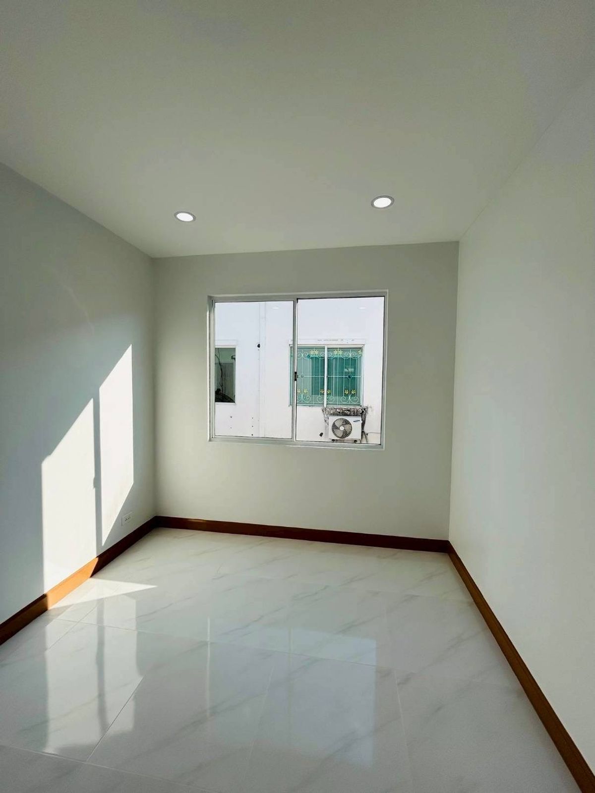 For SaleTownhomePathum Thani,Rangsit, Thammasat : For sale: 2-storey townhouse, The Trust Village, Kanchana Ring Road Townhouse, Lam Luk Ka, size 2, parking space inside the house, size 3 bedrooms and 2 bathrooms, width of the front of the house 6.50 meters, price only 2.19 million