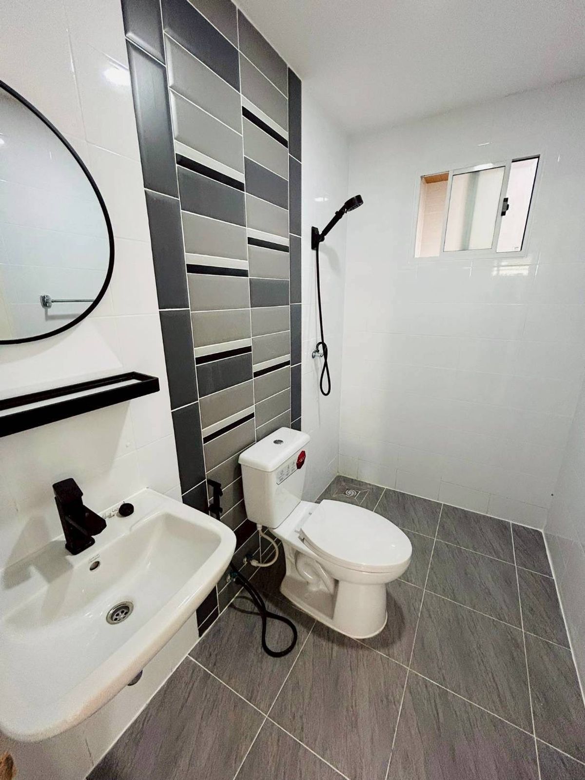 For SaleTownhomePathum Thani,Rangsit, Thammasat : For sale: 2-storey townhouse, The Trust Village, Kanchana Ring Road Townhouse, Lam Luk Ka, size 2, parking space inside the house, size 3 bedrooms and 2 bathrooms, width of the front of the house 6.50 meters, price only 2.19 million