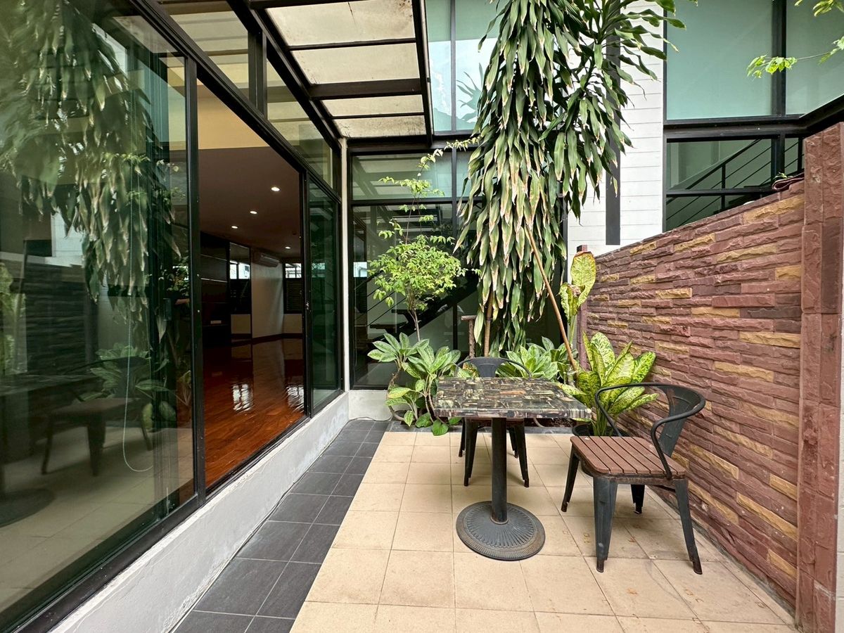 For RentTownhomeSukhumvit, Asoke, Thonglor : 🏡 Luxury House for Rent in Sukhumvit – 3 Bedrooms + Maid’s Room, Private Pool & Gym, Prime Location, Ready to Move In