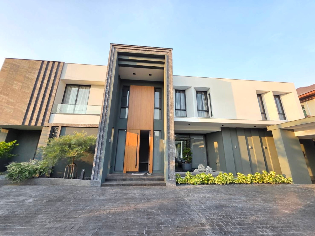 ขายบ้านพัฒนาการ ศรีนครินทร์ : Panya Village Pattanakarn 30: 211 sqwah  6bed 6 bath brandnew 138,000,000 Am: 0656199198