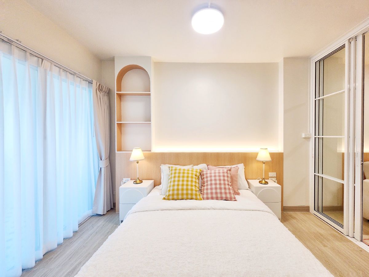 For SaleCondoPattanakan, Srinakarin : Srinakarin Zone Condo Light installments, starting at only 7,000 baht. Beautiful room, high view, middle price. The furniture is arranged in a hurry.