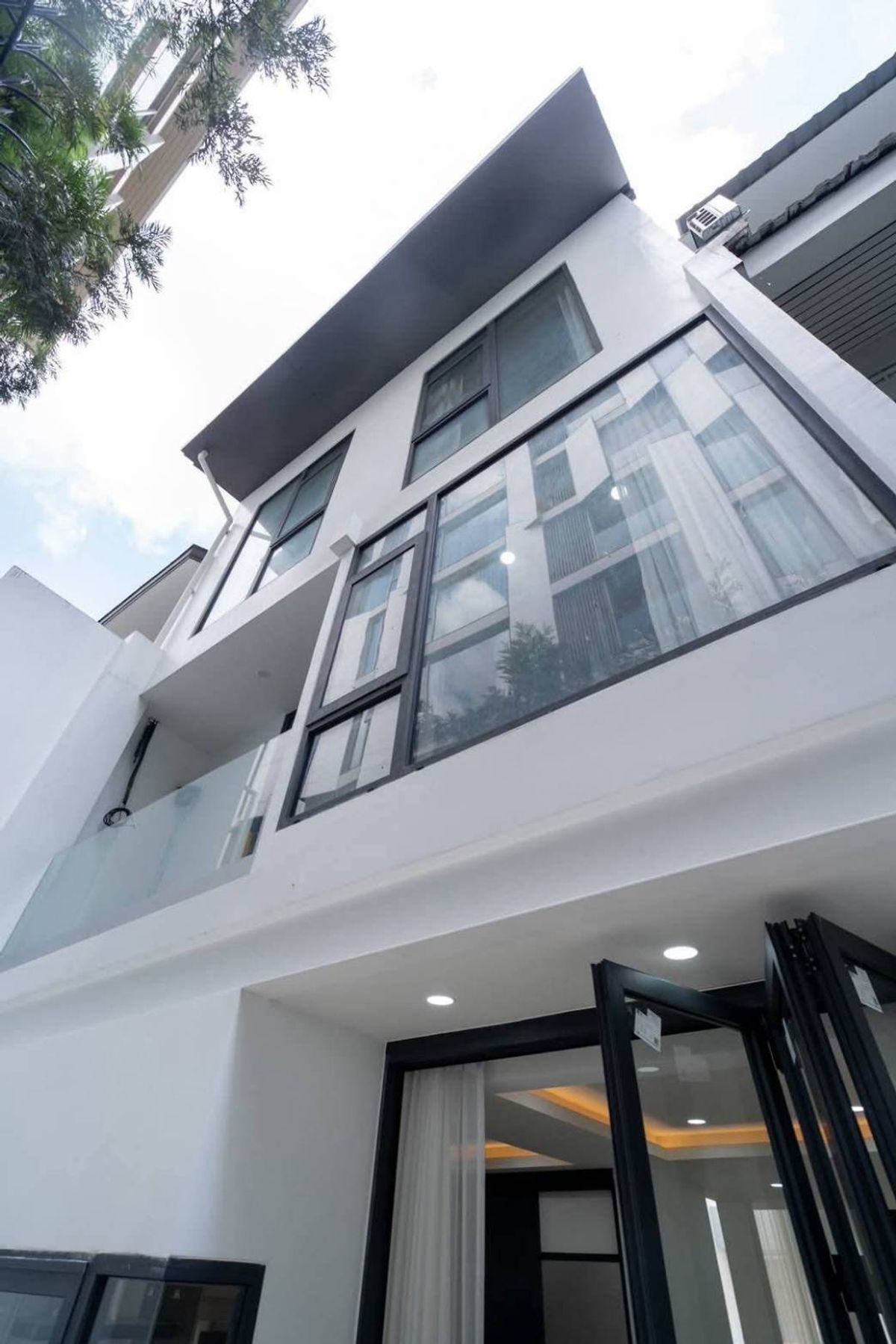 ขายทาวน์โฮมสุขุมวิท อโศก ทองหล่อ : ขาย Townhome 3 ชั้น รีโนเวทใหม่ ซอยสุขุมวิท 15 ตรงข้ามนานาชาติ NIST