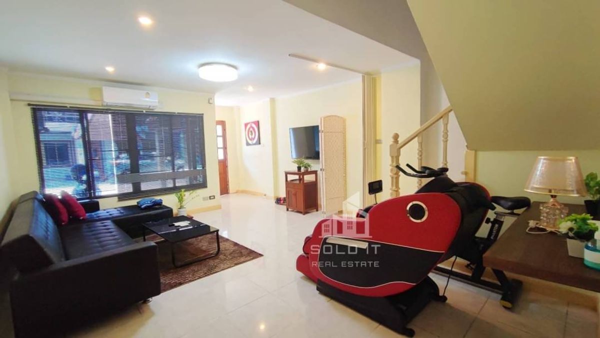 ขายทาวน์โฮมพัทยา บางแสน ชลบุรี สัตหีบ : Stunning Hilltop Town Home – Walk to the Beach & Business Hub! Enjoy the perfect blend of tranquility and convenience with this beautifully located property offering panoramic views, fresh sea breezes, and quick access to shops, cafes, and the