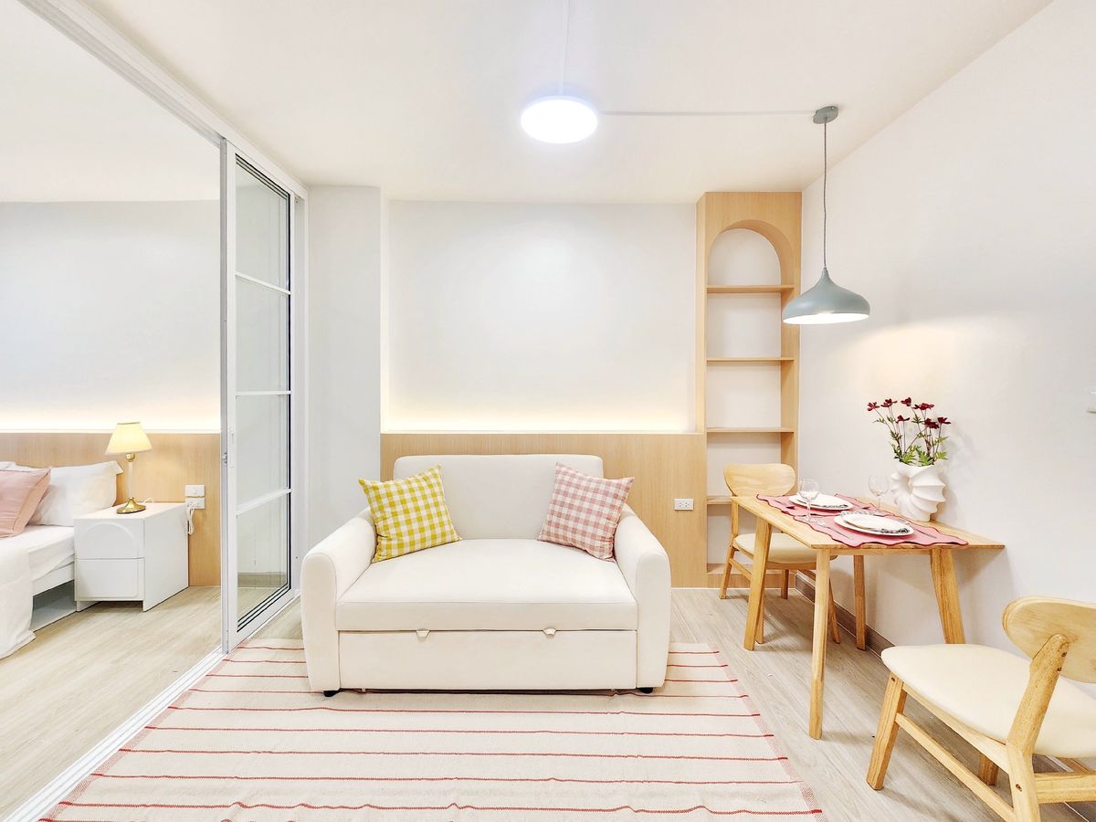 For SaleCondoPattanakan, Srinakarin : Srinakarin Zone Condo Light installments, starting at only 7,000 baht. Beautiful room, high view, middle price. The furniture is arranged in a hurry.