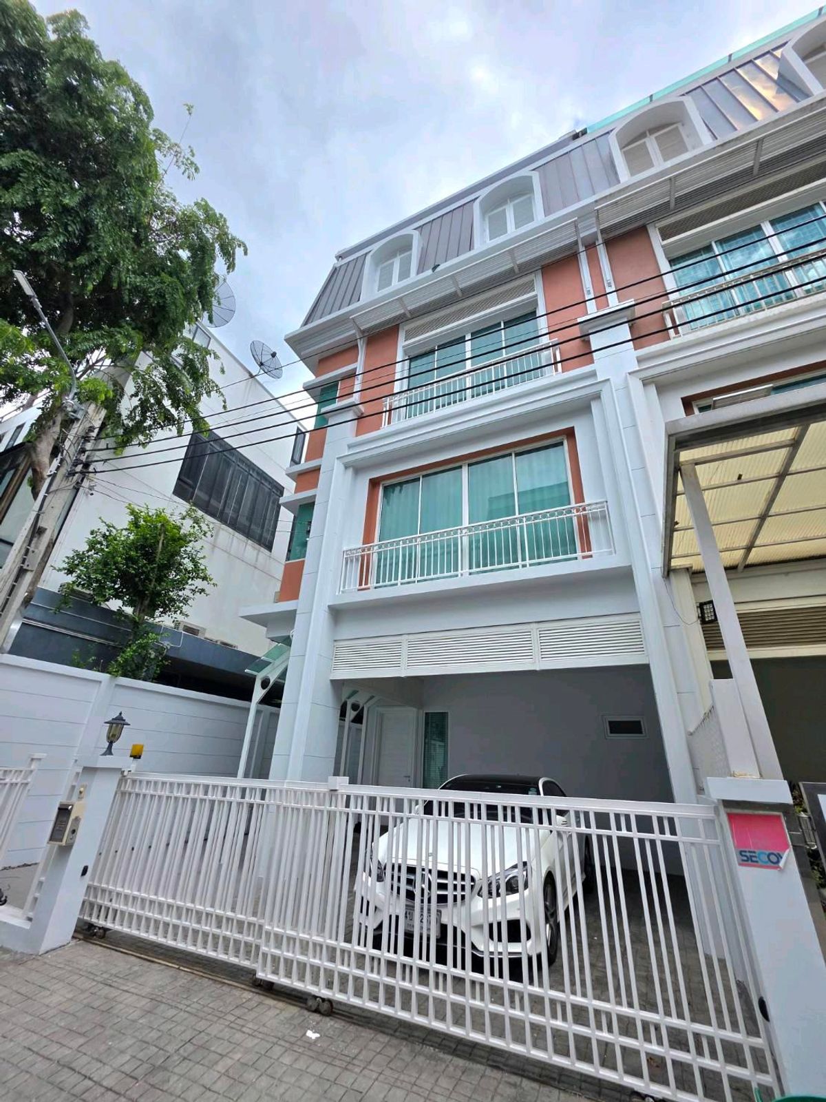 ให้เช่าบ้านรัชดา ห้วยขวาง : รายละเอียดบ้าน:  ให้เช่าบ้าน4 ชั้นมีลิฟท์  หมู่บ้านเกศินีวิลล์ ห้วยขวาง ติดโรงเรียน KIS เหมาะพักอาศัยหรือทำออฟฟิศ 