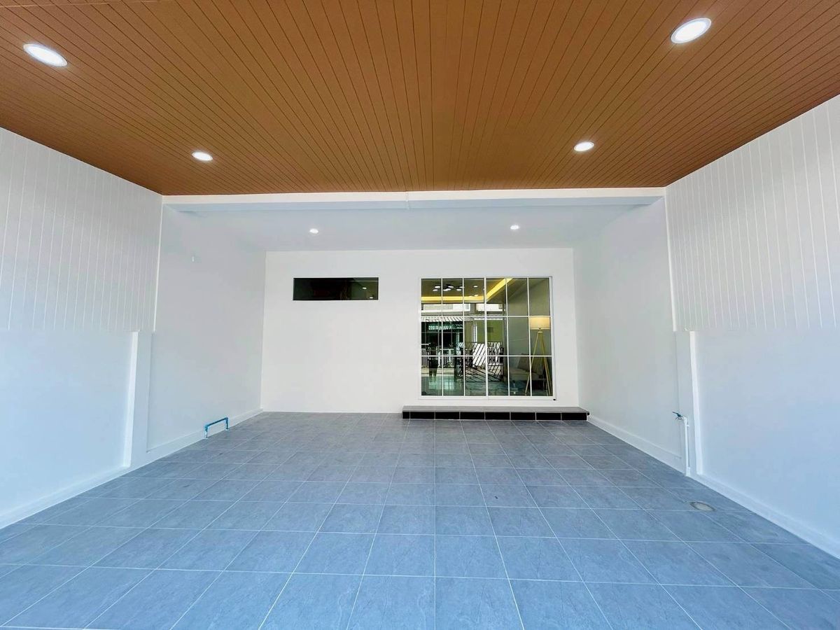 For SaleTownhomePathum Thani,Rangsit, Thammasat : For sale: 2-storey townhouse, The Trust Village, Kanchana Ring Road Townhouse, Lam Luk Ka, size 2, parking space inside the house, size 3 bedrooms and 2 bathrooms, width of the front of the house 6.50 meters, price only 2.19 million