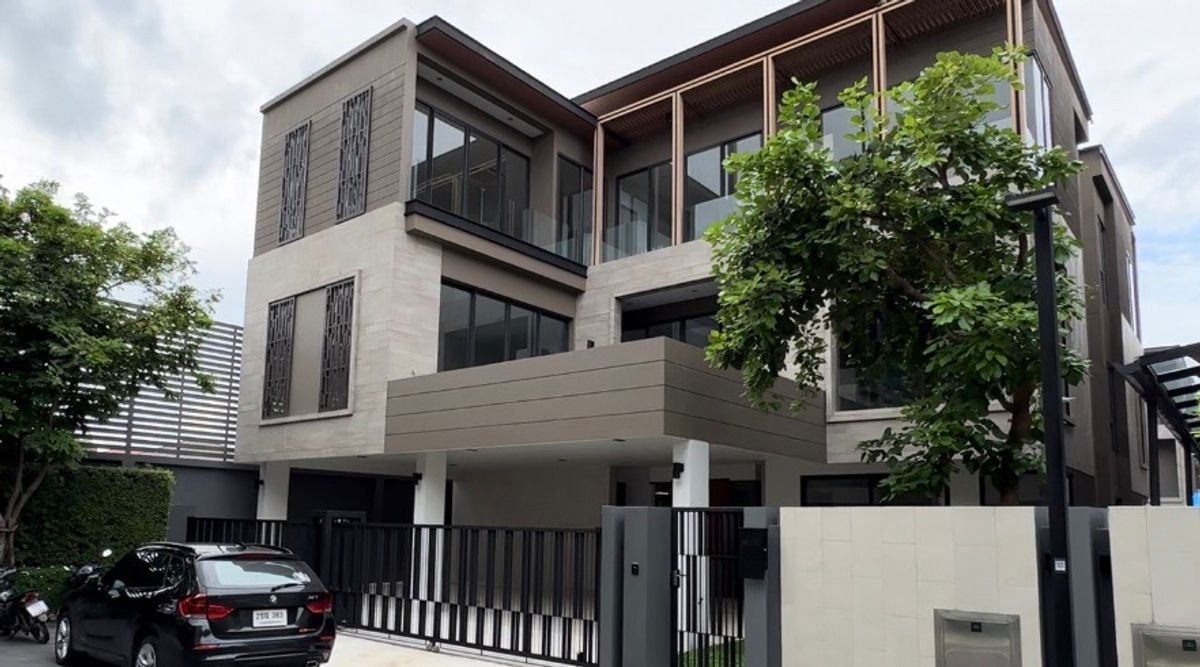For RentHousePattanakan, Srinakarin : Rent a house in the project Wanressence Rama 9-Krungthep Kreetha, 3-story house with 4 bedrooms, 5 water.