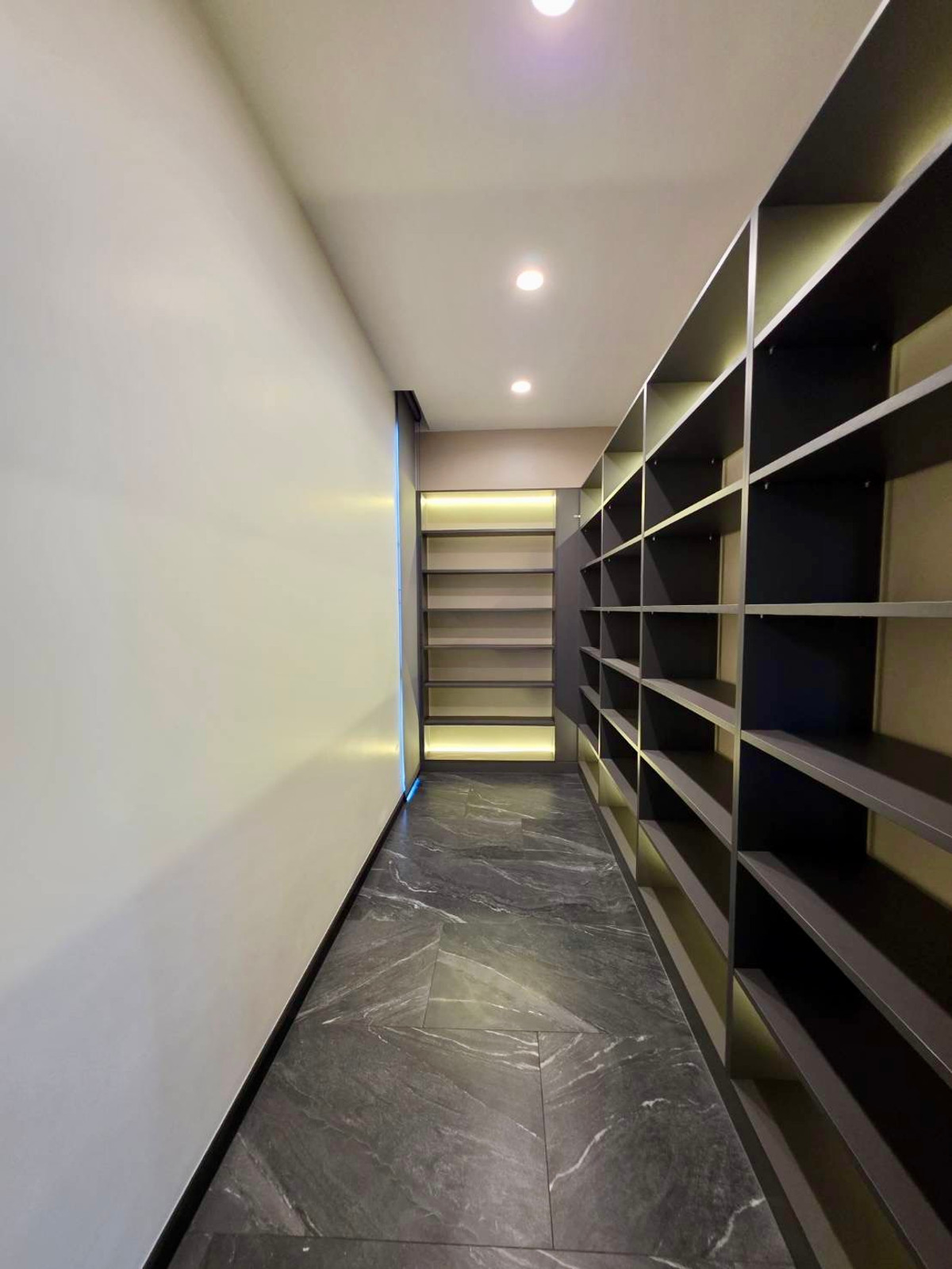 ขายบ้านพัฒนาการ ศรีนครินทร์ : Panya Village Pattanakarn 30: 211 sqwah  6bed 6 bath brandnew 138,000,000 Am: 0656199198